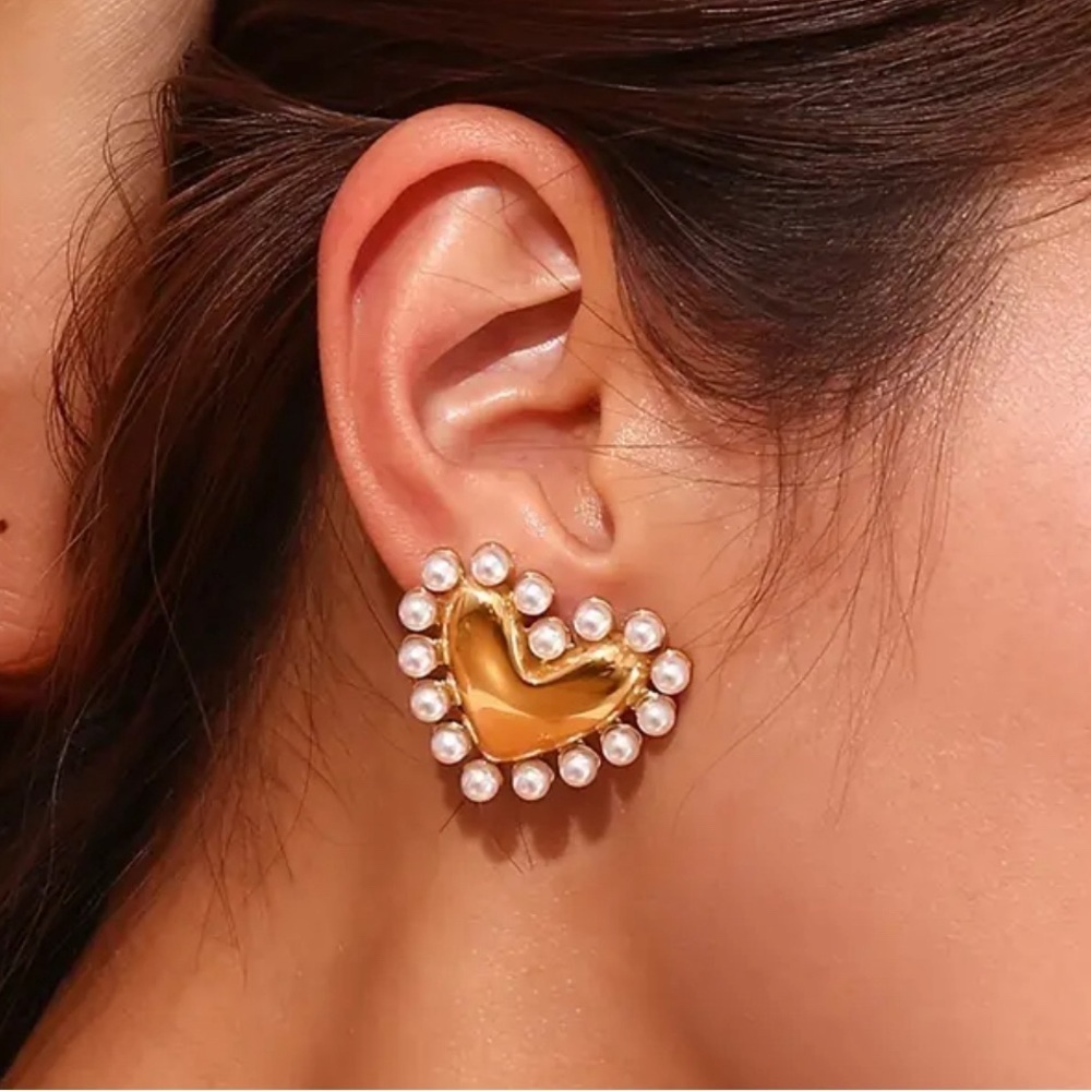 Gold heart stud earrings with pearls New ✨🔥🔥